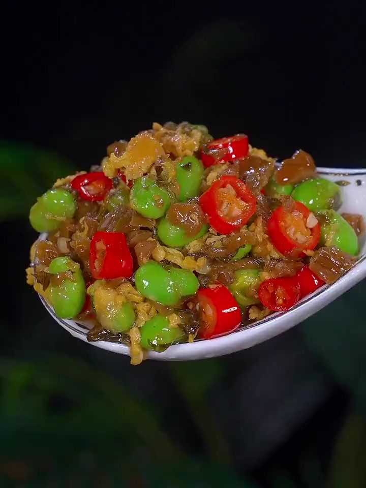 外婆菜炒毛豆这样做香辣下饭,做法还非常简单!!