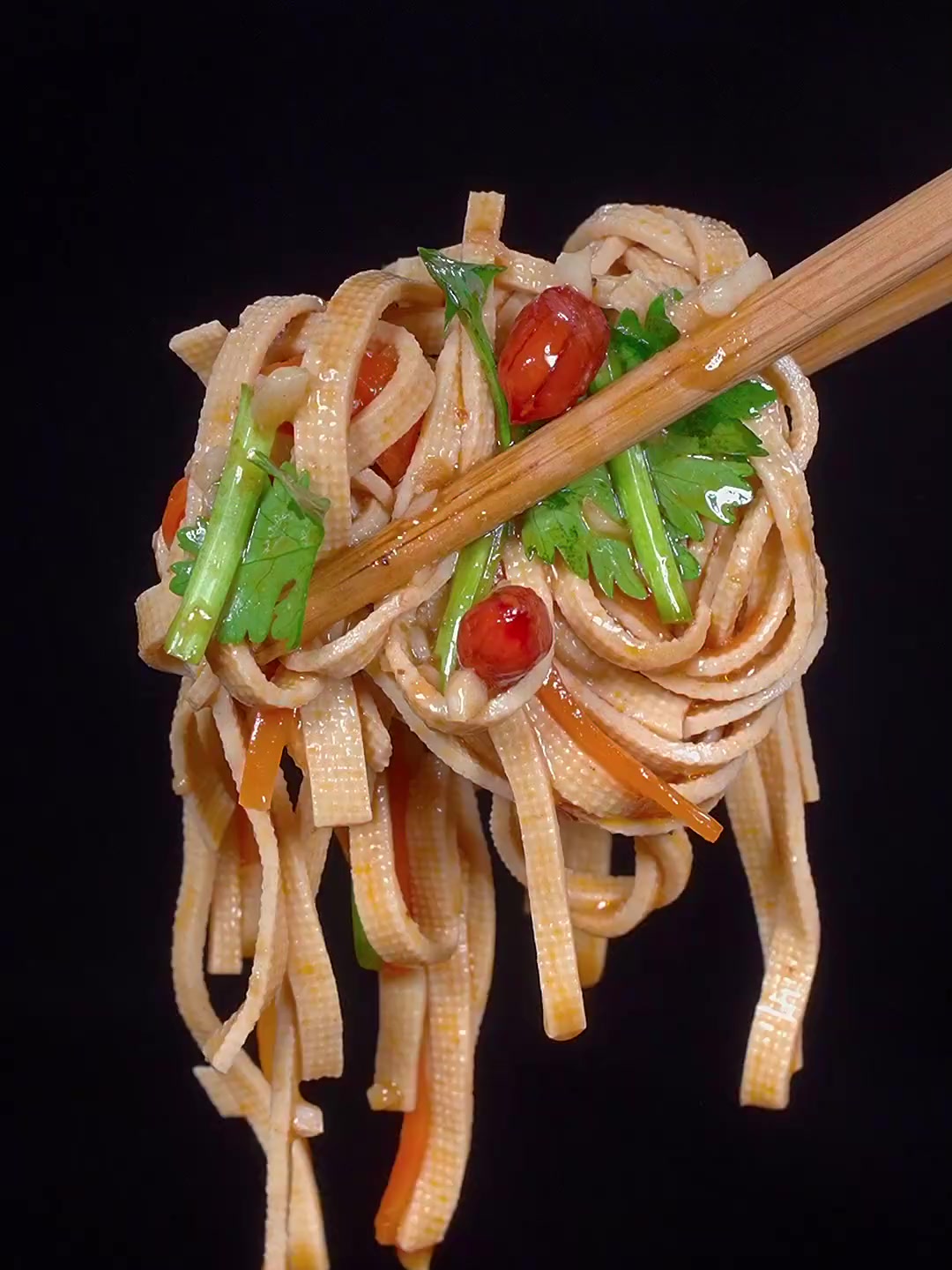 年夜饭的餐桌上做一道凉拌千张吧,做法简单超好吃!!