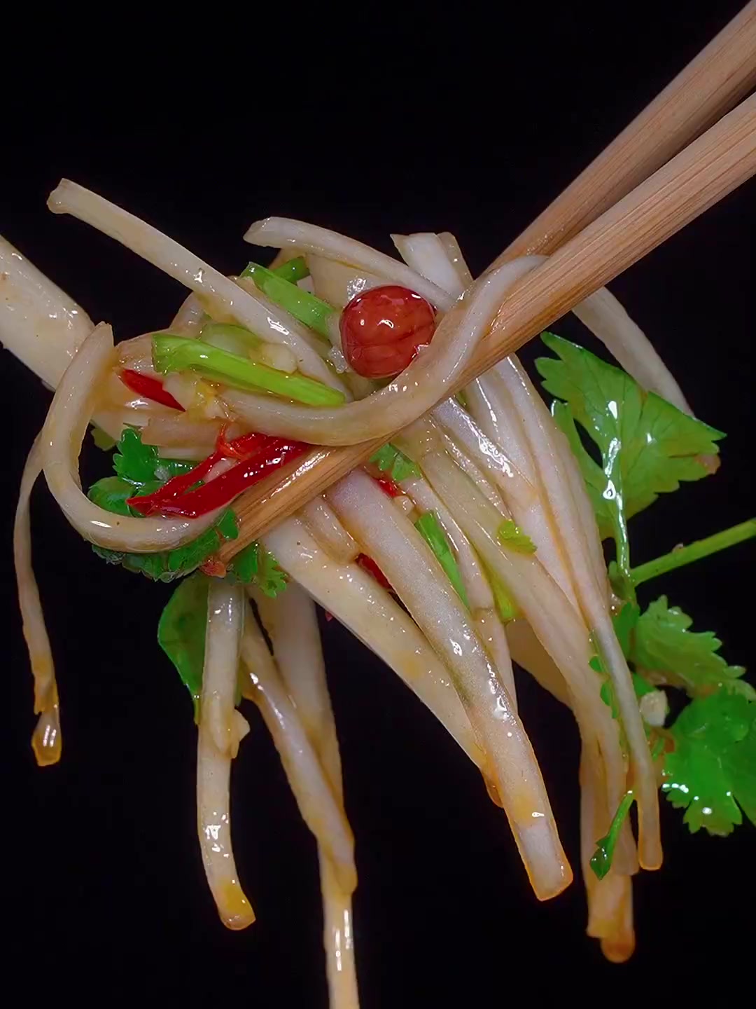 年夜饭搭配一道凉拌大白菜吧，清脆爽口超好吃！！