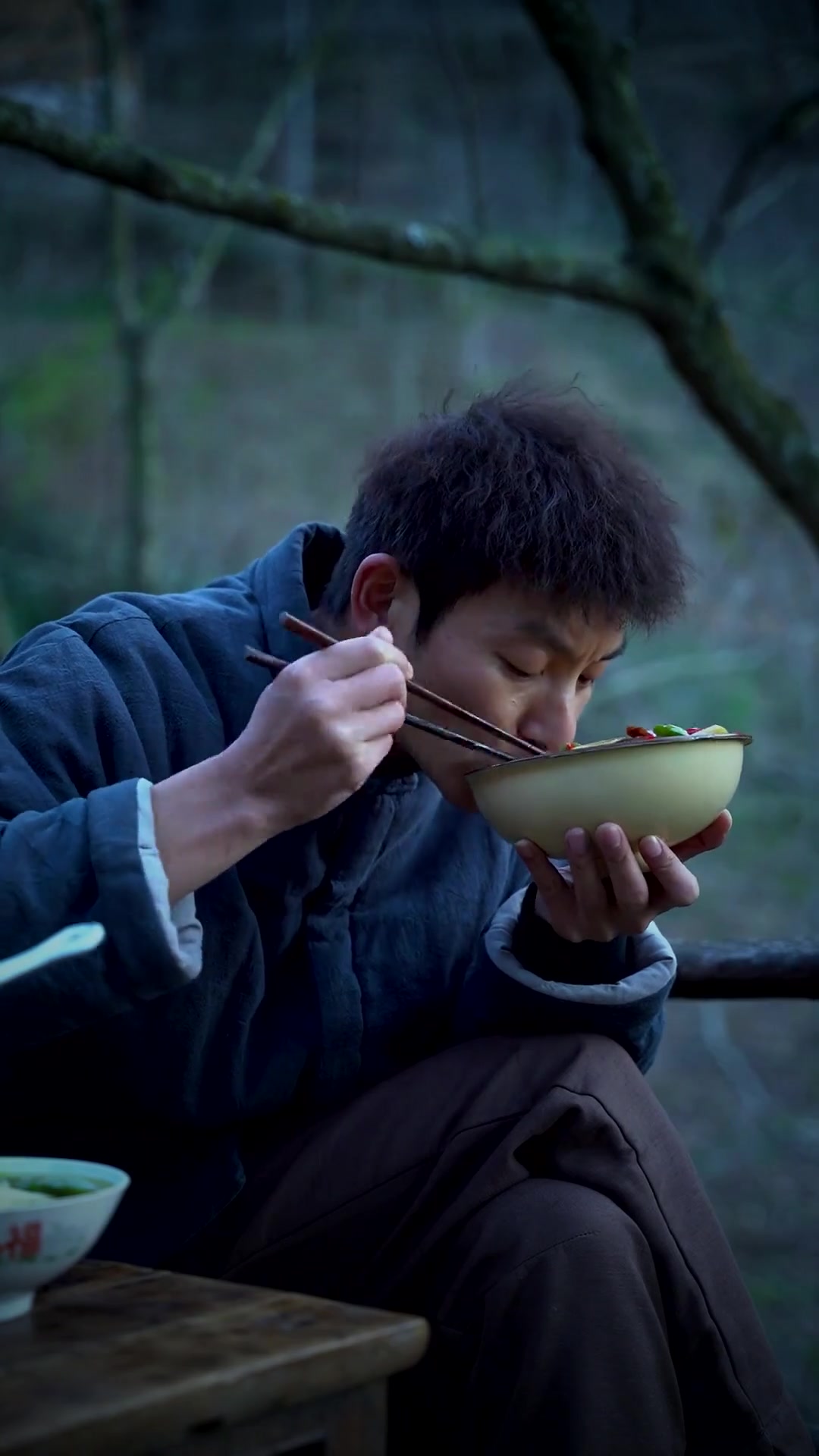 农村的一餐,土豆片炒腊肠、粉条白菜豆腐汤,这两道家常菜,不仅是农村的味道,更是儿时的回忆!