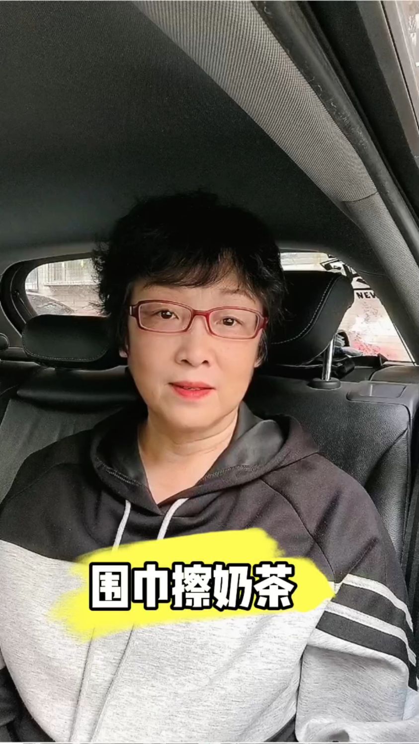 地铁上女子打翻奶茶后用围巾擦干净