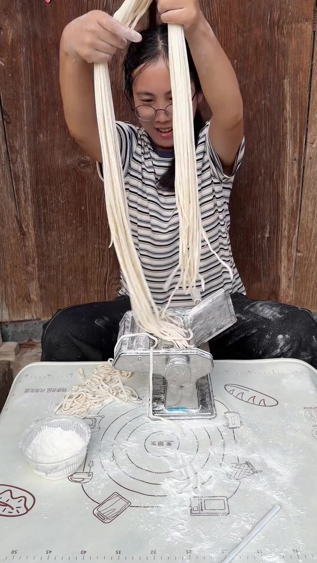 用现摘的核桃做了凉拌核桃仁和核桃露,还做了西红柿牛肉面!