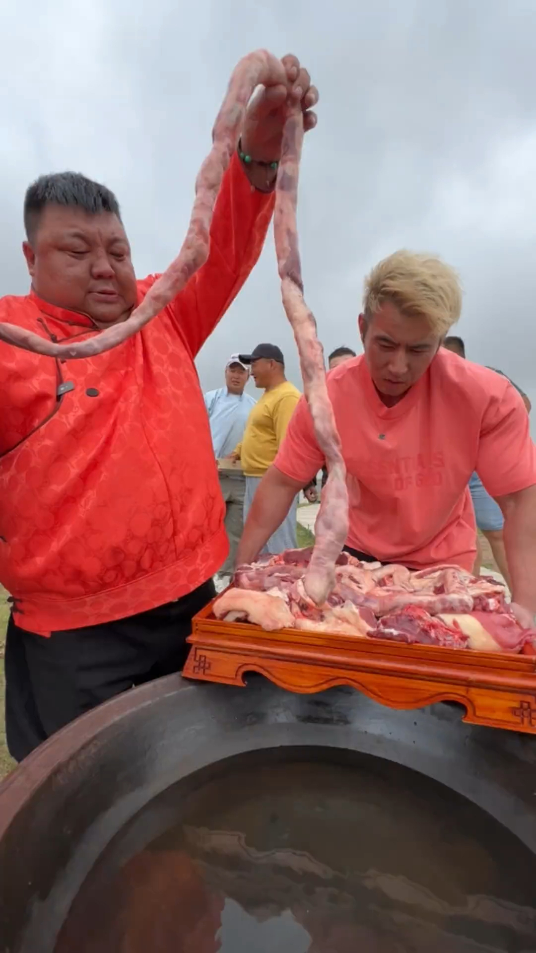 今天让兄弟尝尝手扒肉