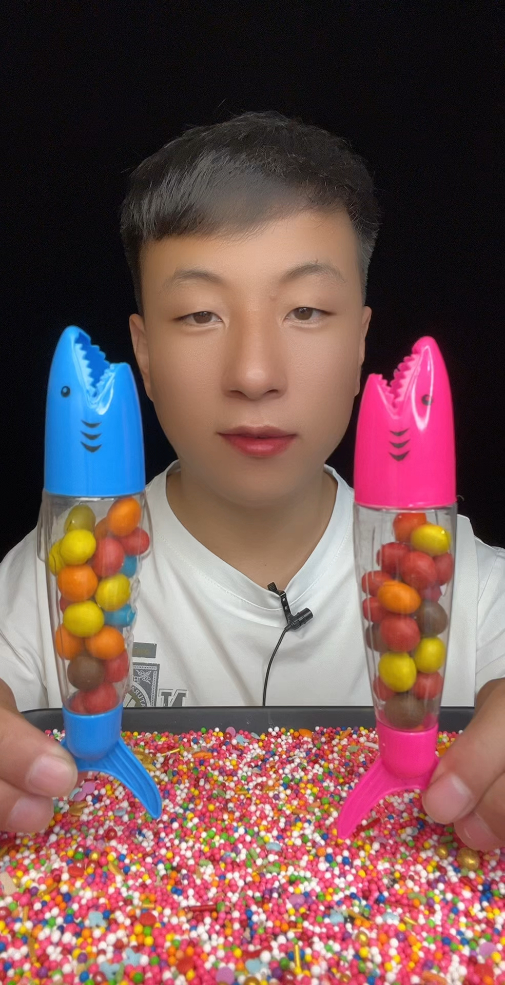 粉色鲨鱼和蓝色鲨鱼在说什么