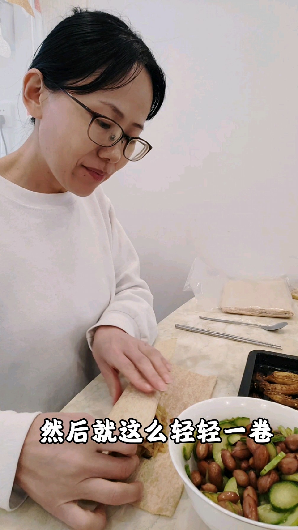 #临沂煎饼卷万物 今天用煎饼卷蚕蛹