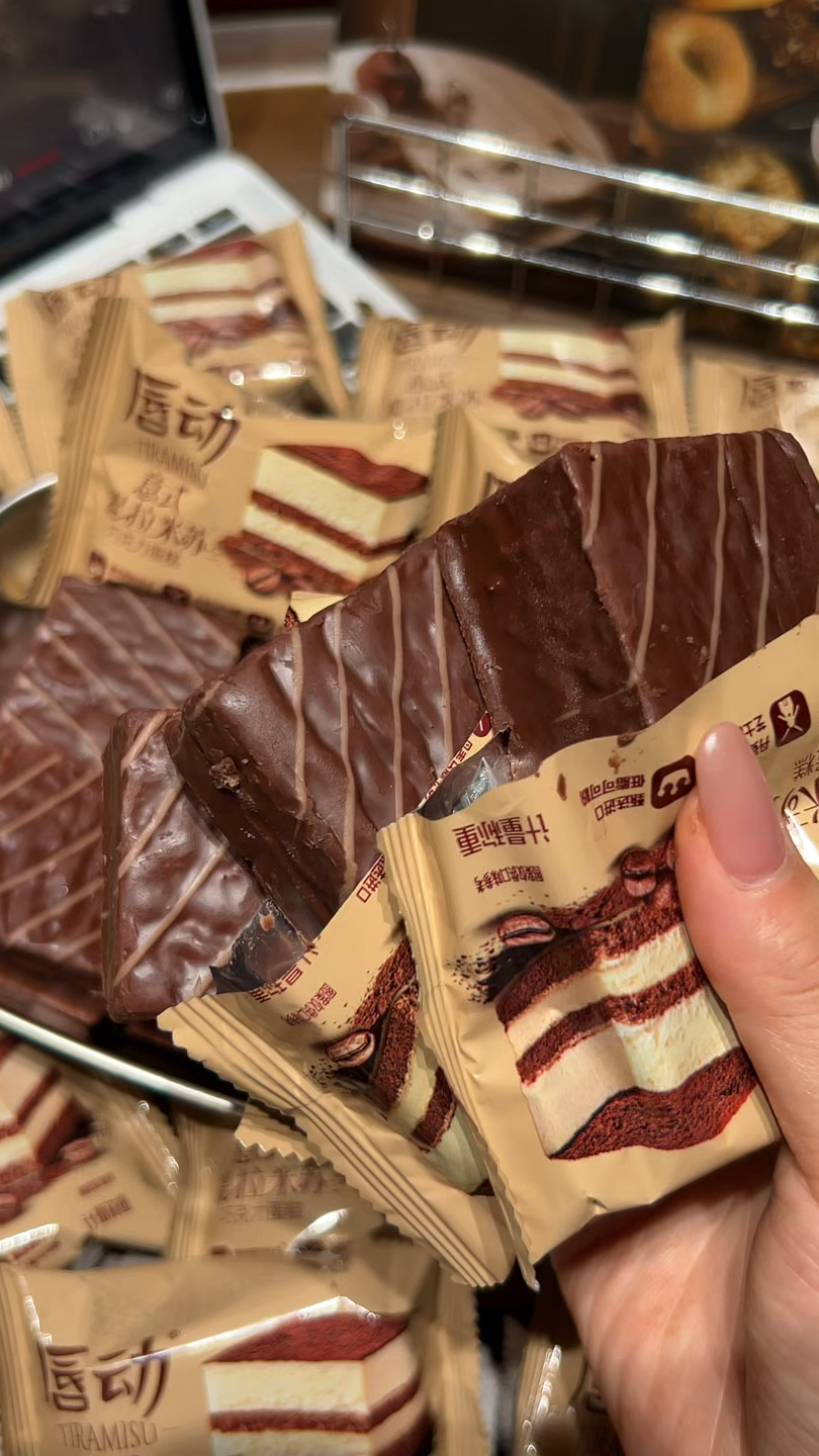 唇动小蛋糕居然出了意式提拉米苏味!!入口绵密丝滑不会齁甜!