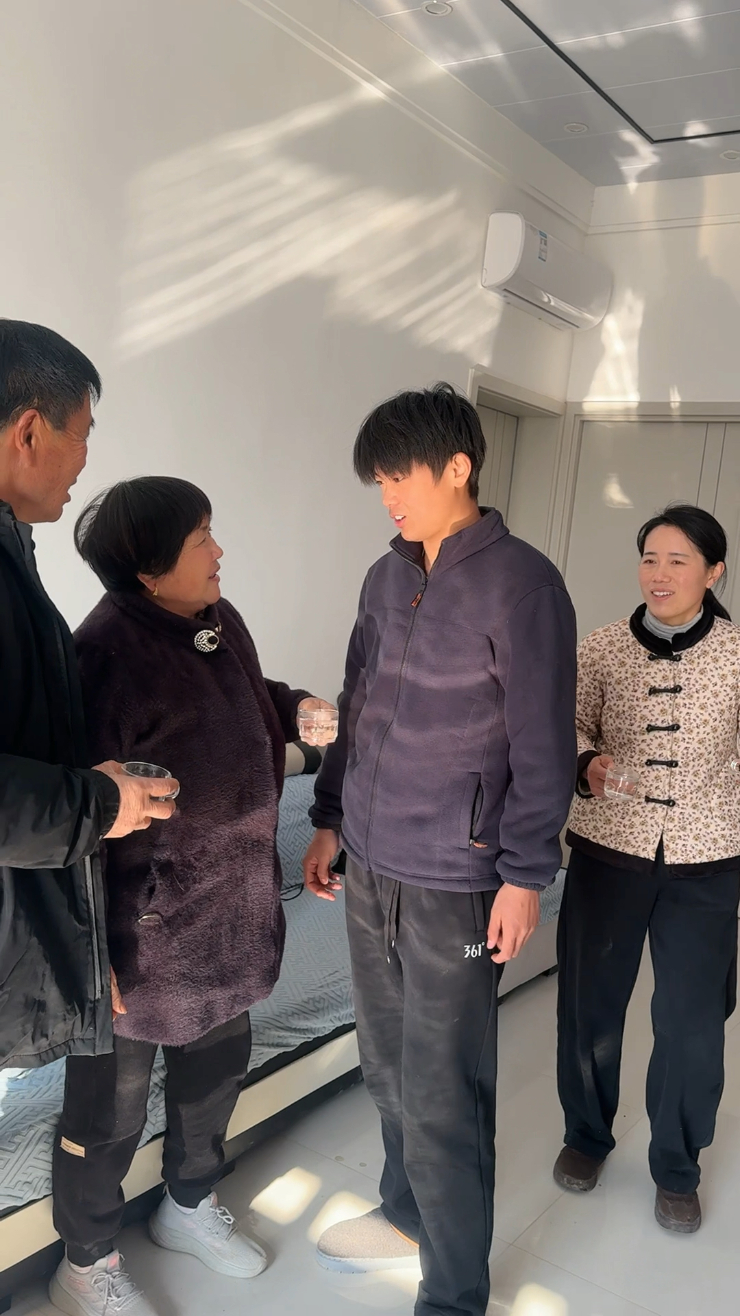外甥生病了,全家去看望,姐姐熬一锅鸡汤面叶还做一桌丰盛的午餐