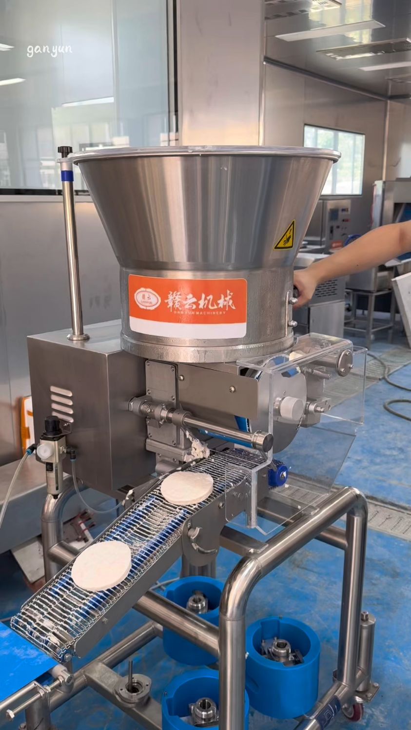 全自动肉饼成型机搭配自动摆盘机鱼饼自动化流水线作业,自动完成