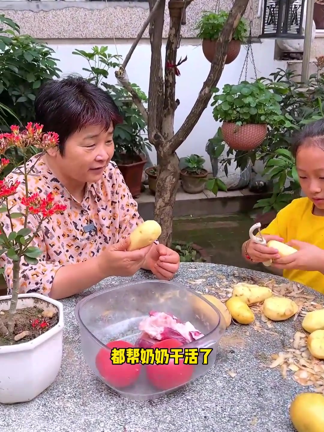 今天婆婆做了巨好吃巨下饭的西红柿牛腩炖土豆，软烂入味，汤鲜味美。好吃到连汤都不剩，你也赶快