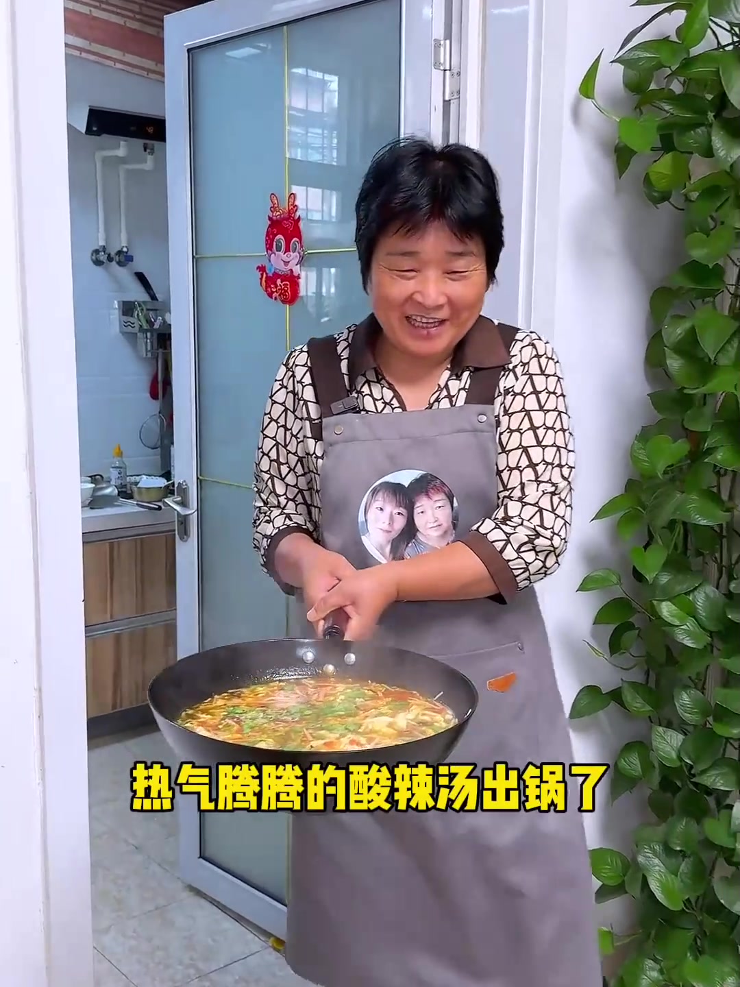不知道吃什么饭,都来试试这样做的酸辣汤配葱花油饼吧,简直是香迷糊啦