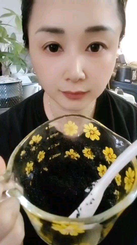 大碗黑色鱼籽好吃