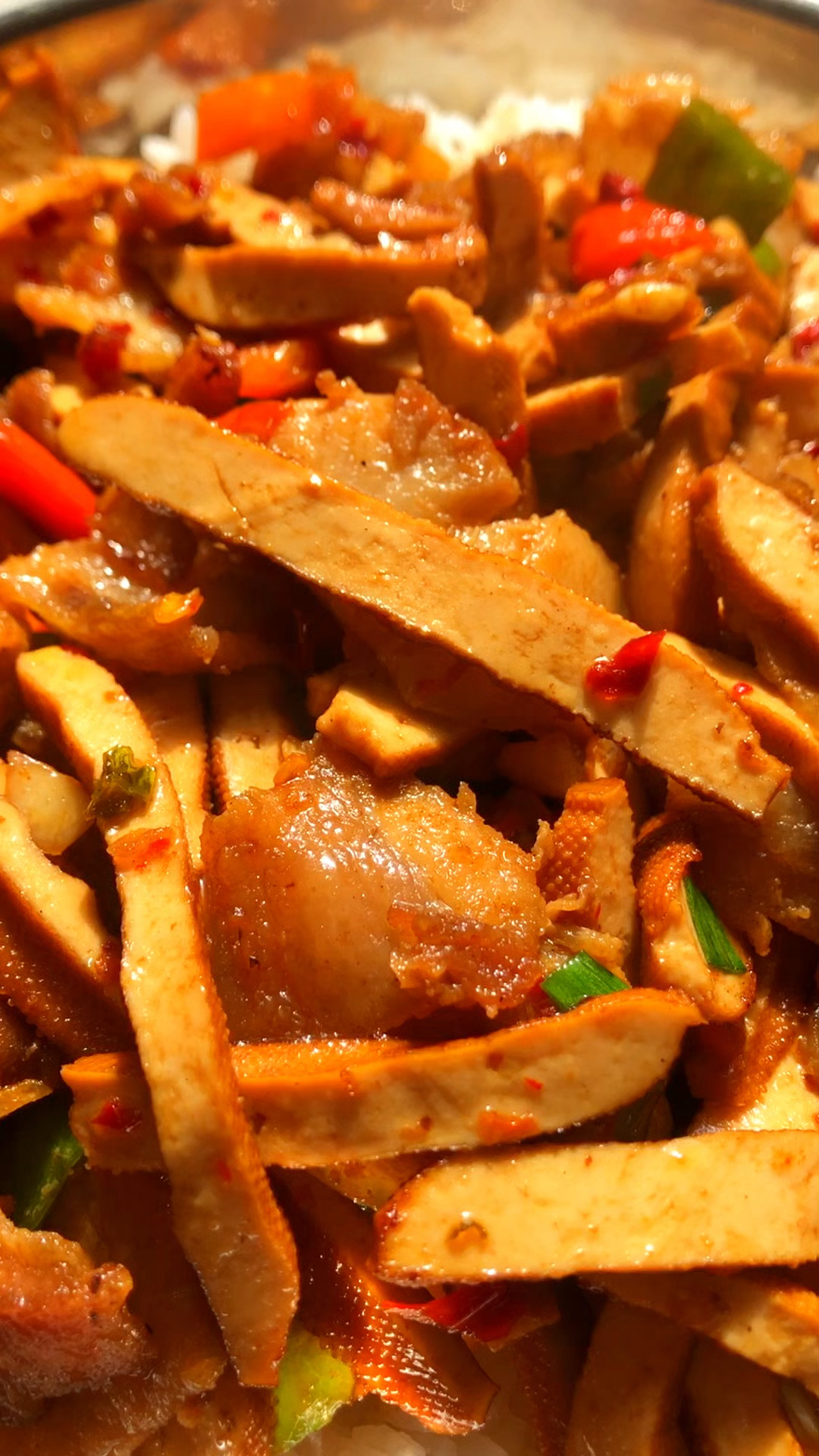 吃个香干炒肉木桶饭