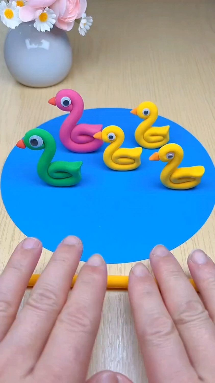 彩泥做小鸭子，喜欢的收藏