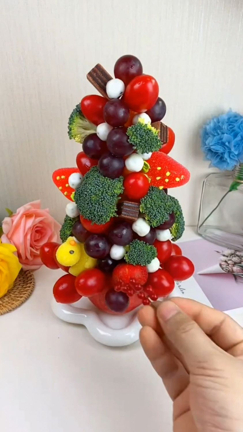 水果蔬菜变成一棵圣诞树