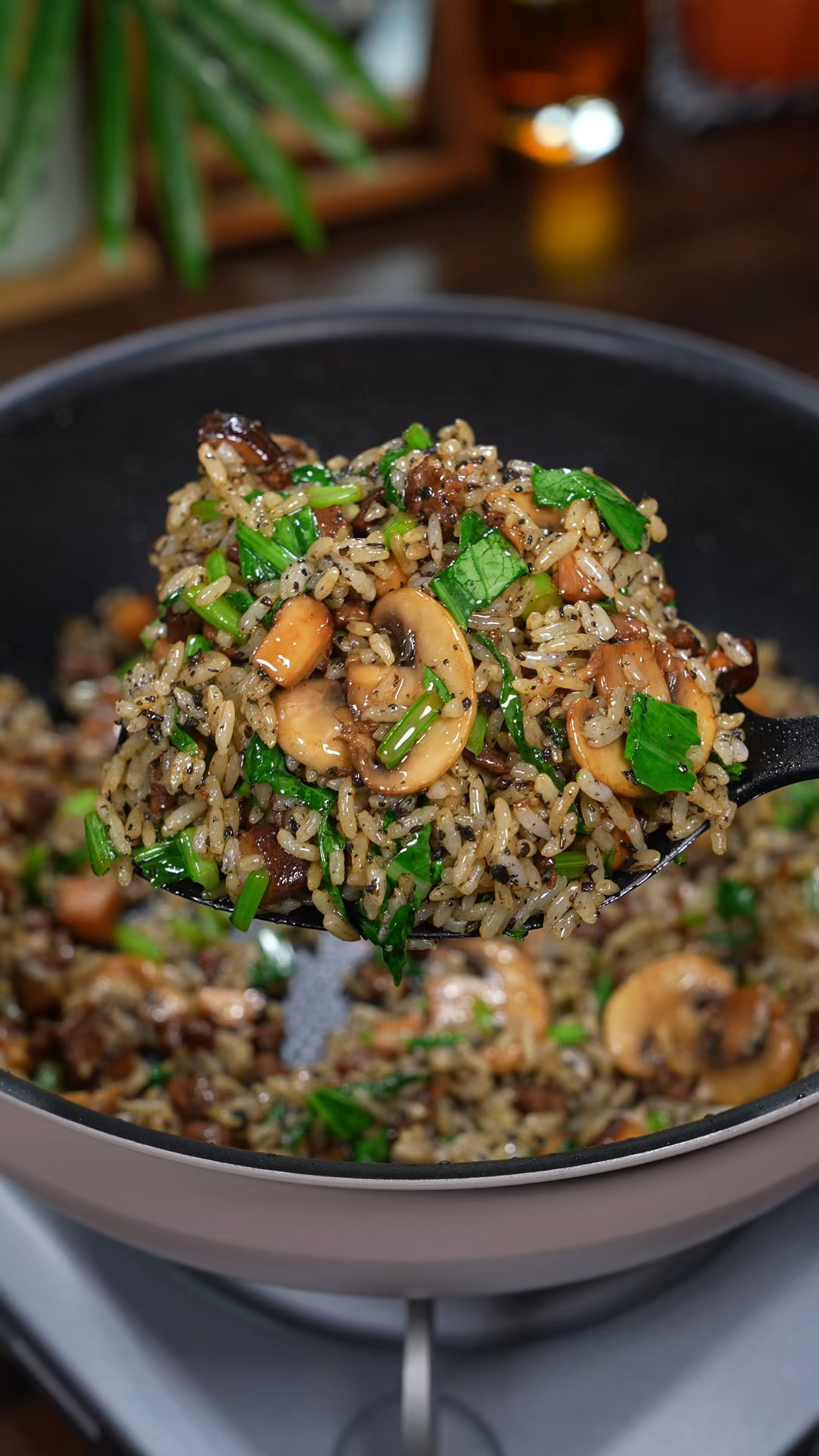 用剩米饭 给孩子炒了一盘黑松露菌菇牛肉炒饭,粒粒分明鲜香入味