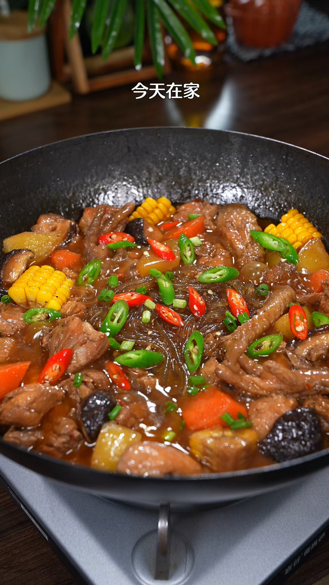 天气降温了，今天在家做了一顿热乎乎的地锅鸡，每个食材都超入味
