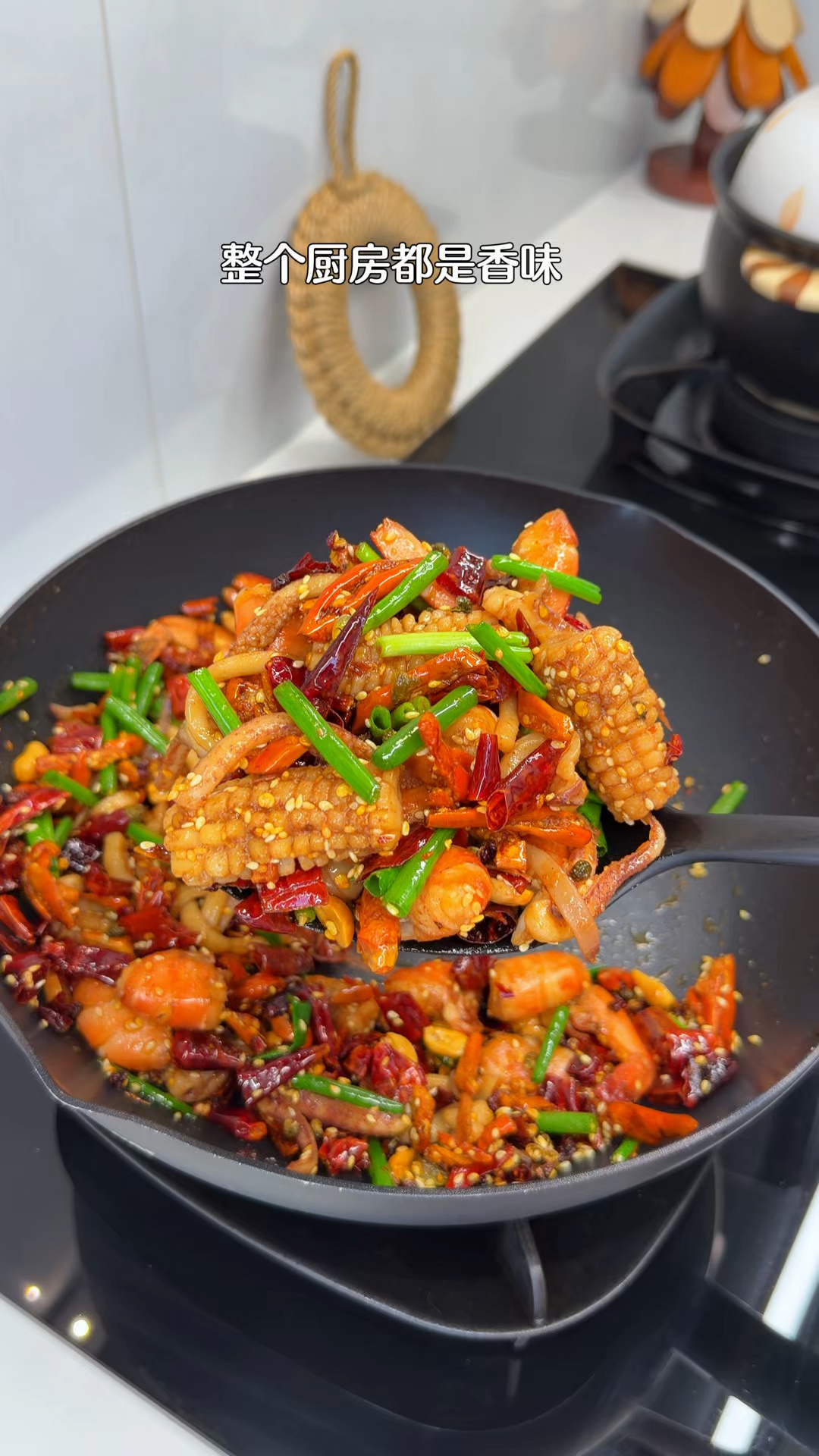 年夜饭的第八道菜,辣子鱿鱼虾,不用任何厨艺就能做