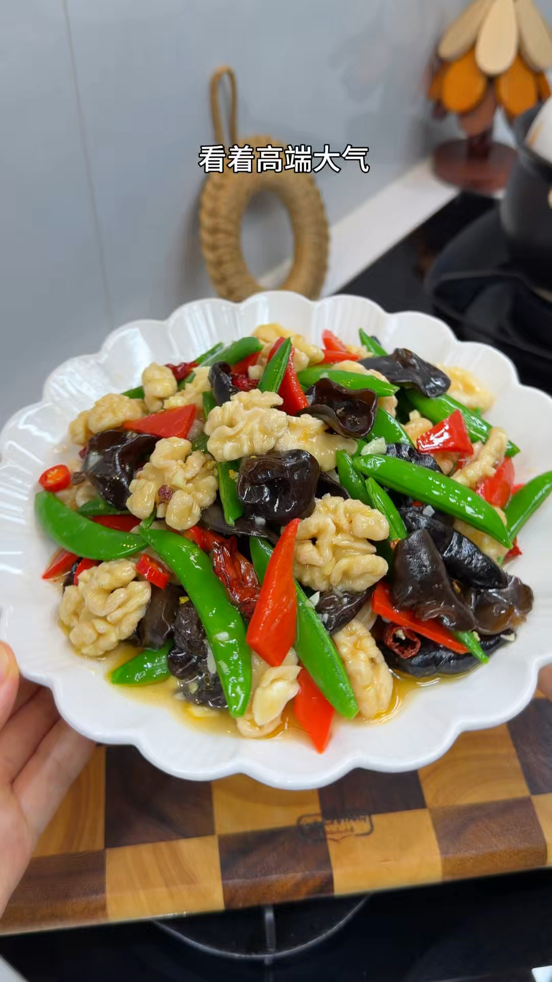 过年期间招待客人必备凉菜,桃仁拌木耳,吃着清脆爽口营养丰富