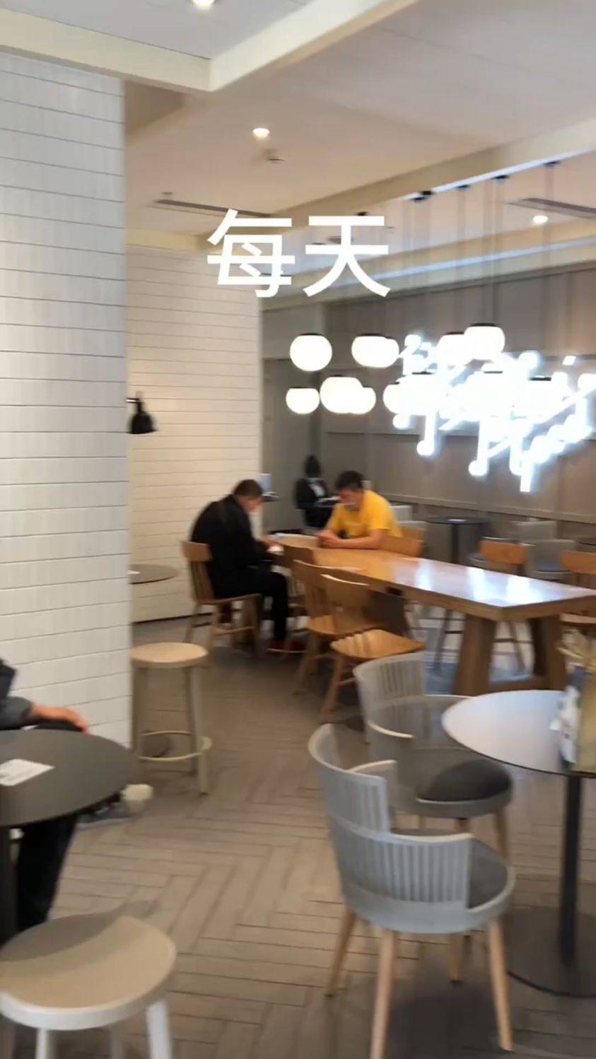 随机请一位陌生人吃饭 请他吃20个肯德基汉堡给吃高兴了