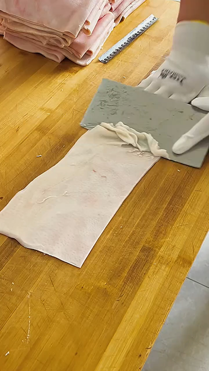 用猪肉皮快速做猪肉卷的手法