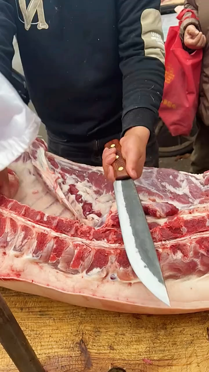 这大猪肉太好了,用刀切开他