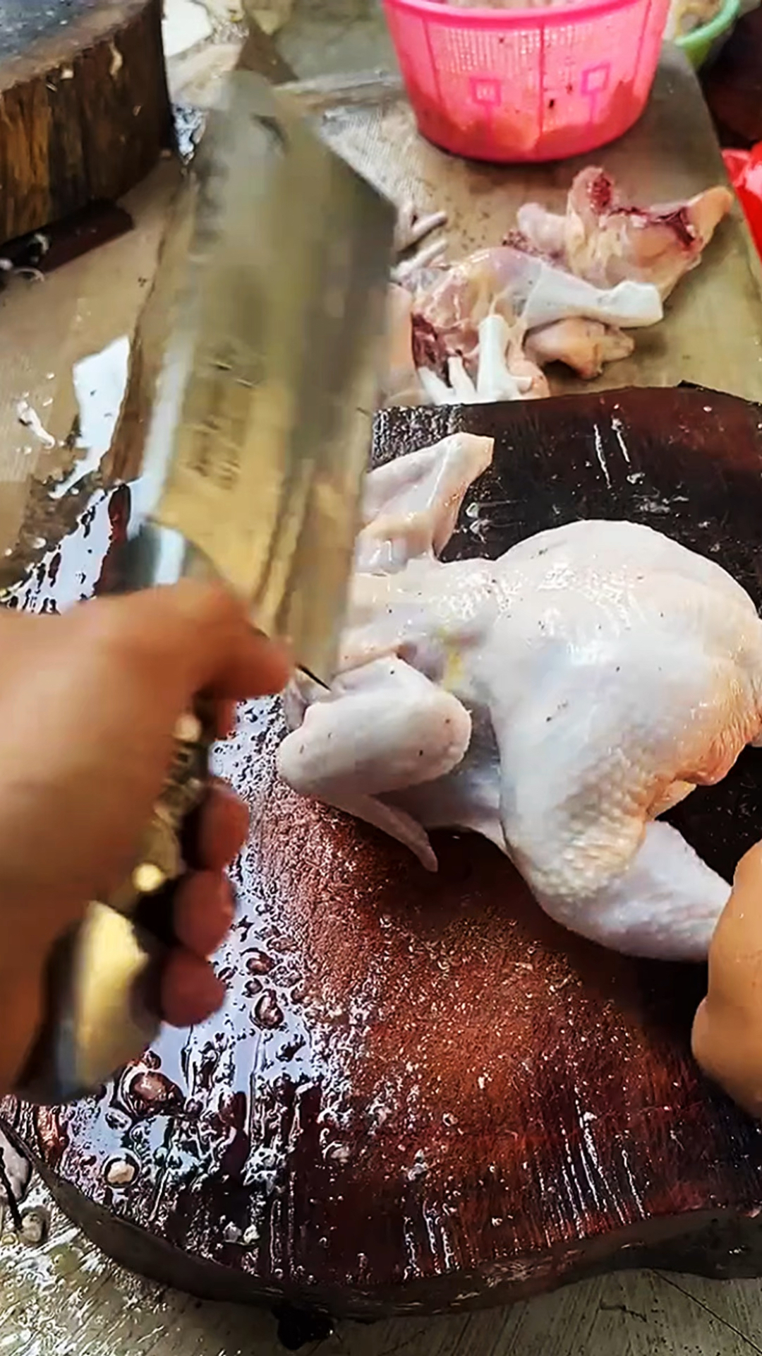 用刀快速分割小鸡呢