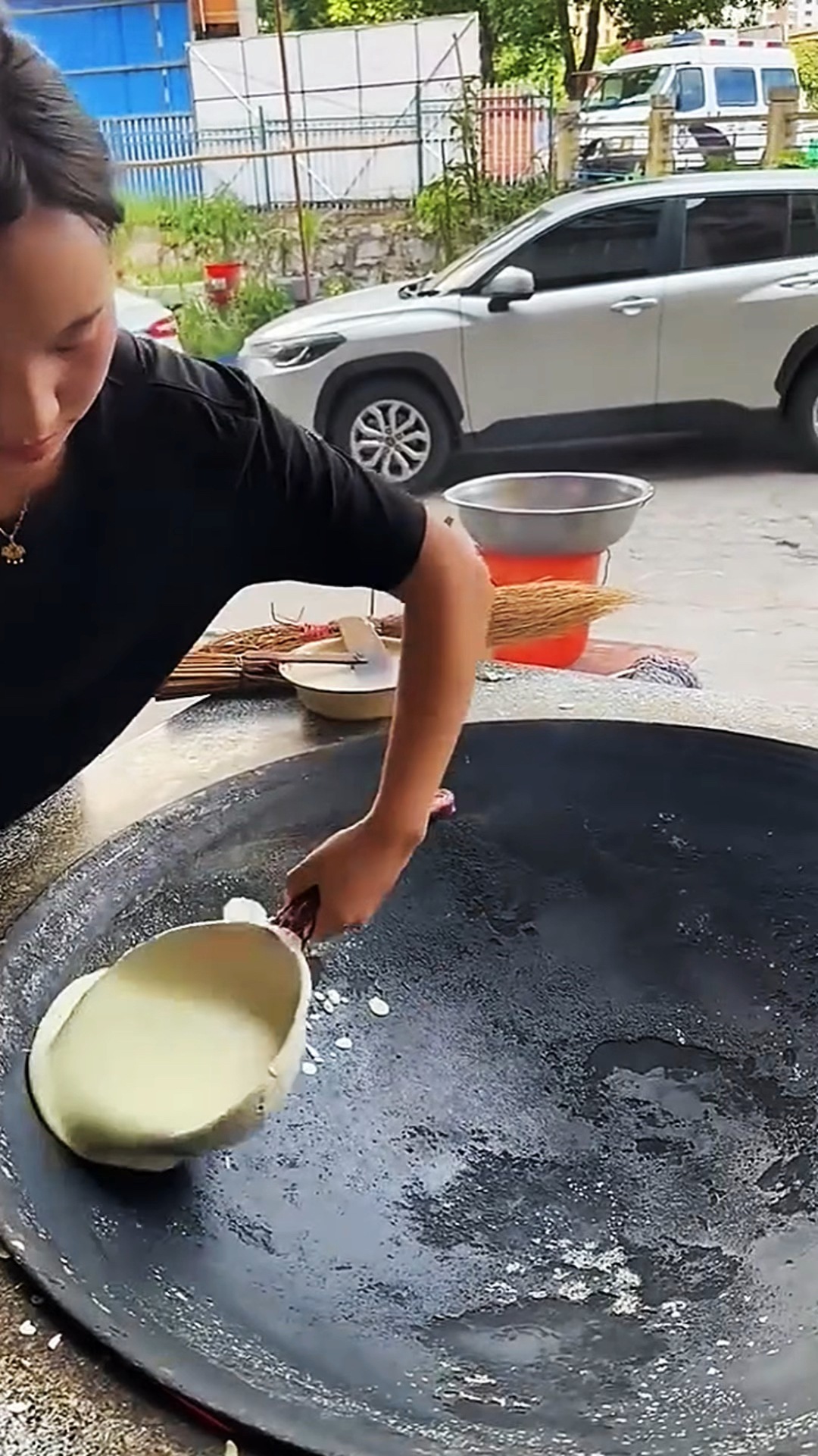 用大铁锅快速摊煎饼