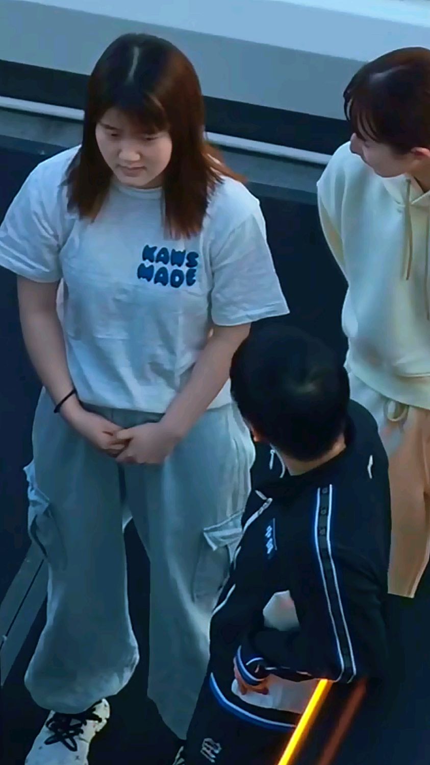 香港晚宴,莎头组合大合影了,大头在莎莎面前好挺好#孙颖莎