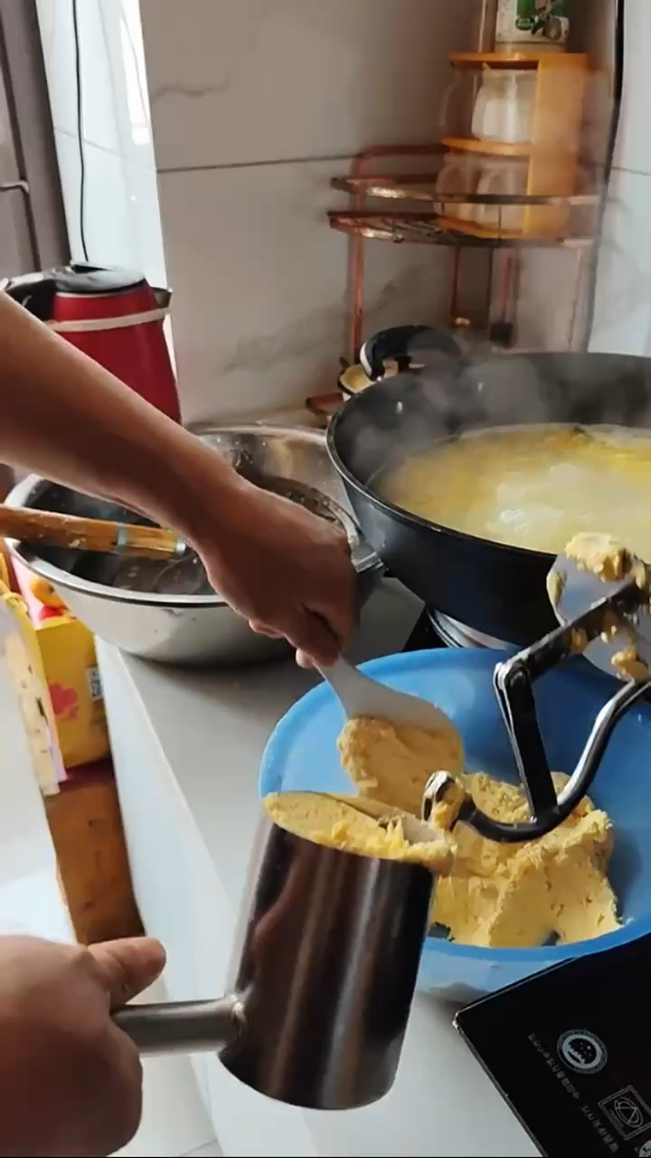 东北特色用工具压的酸汤子