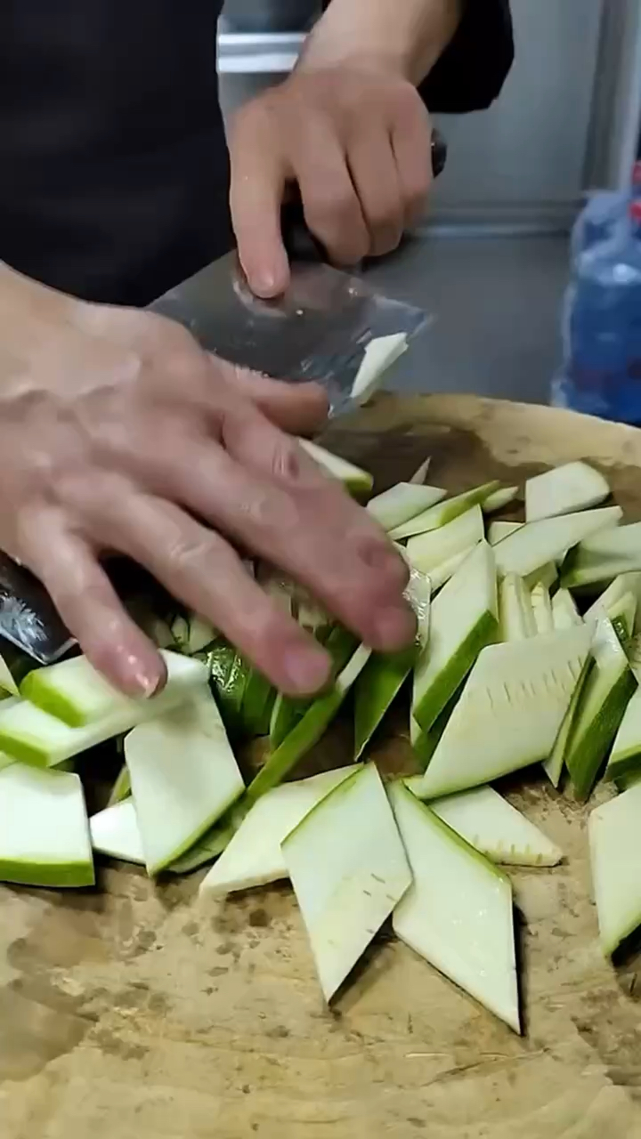 用菜刀快速改刀角瓜