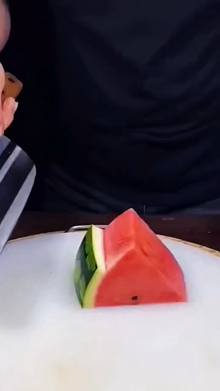 用菜刀快速改刀大西瓜