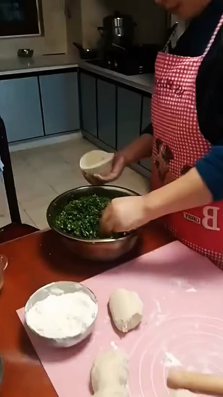 用白面制作的菜团子