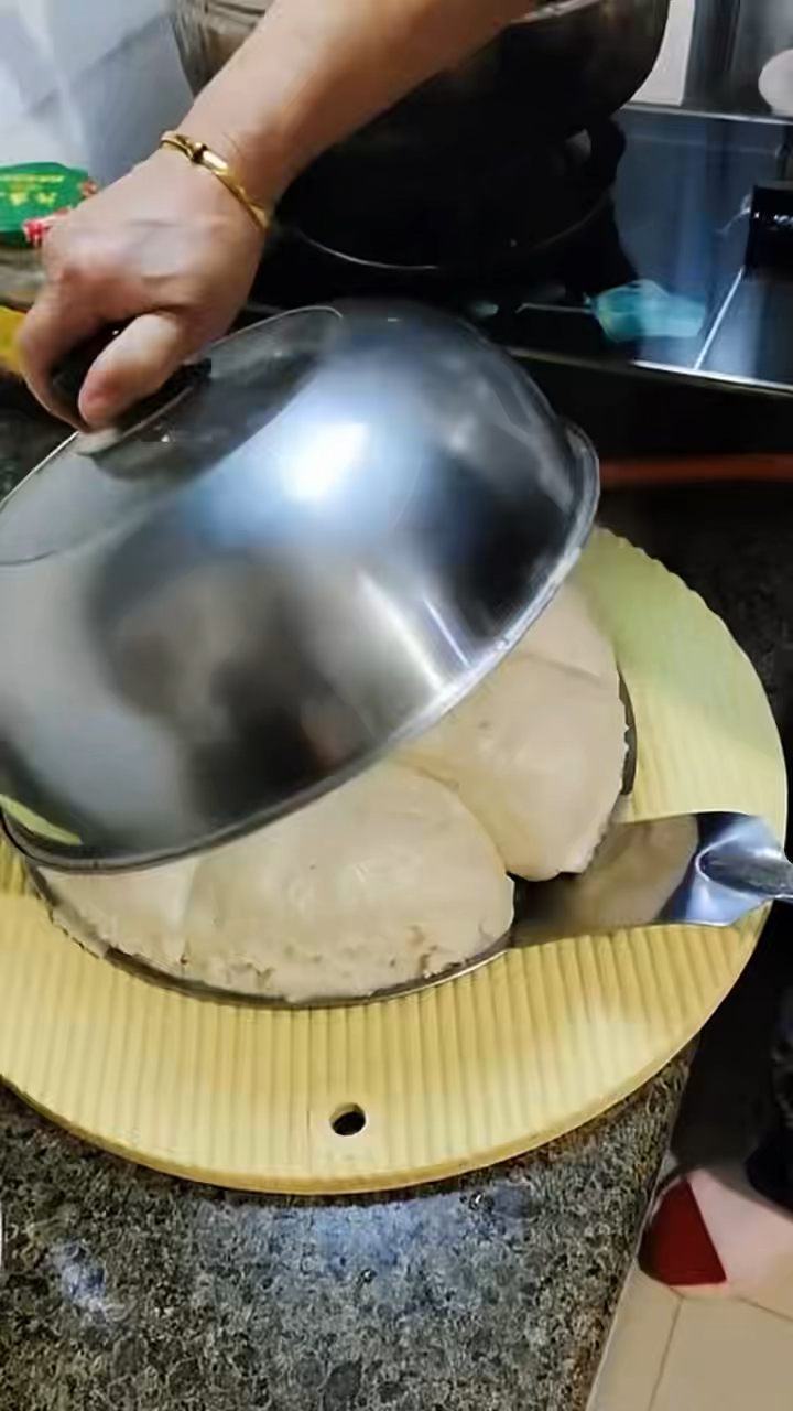 用铁锅快速蒸的大馒头