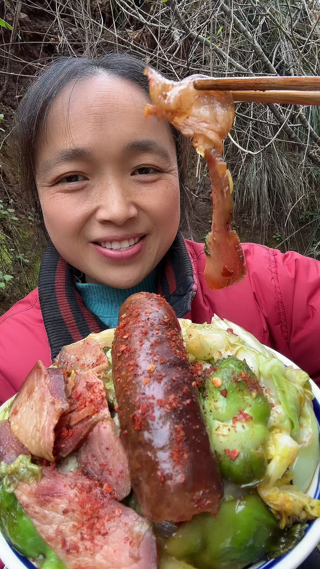 吃中午饭,麻辣香肠,白菜炒肉