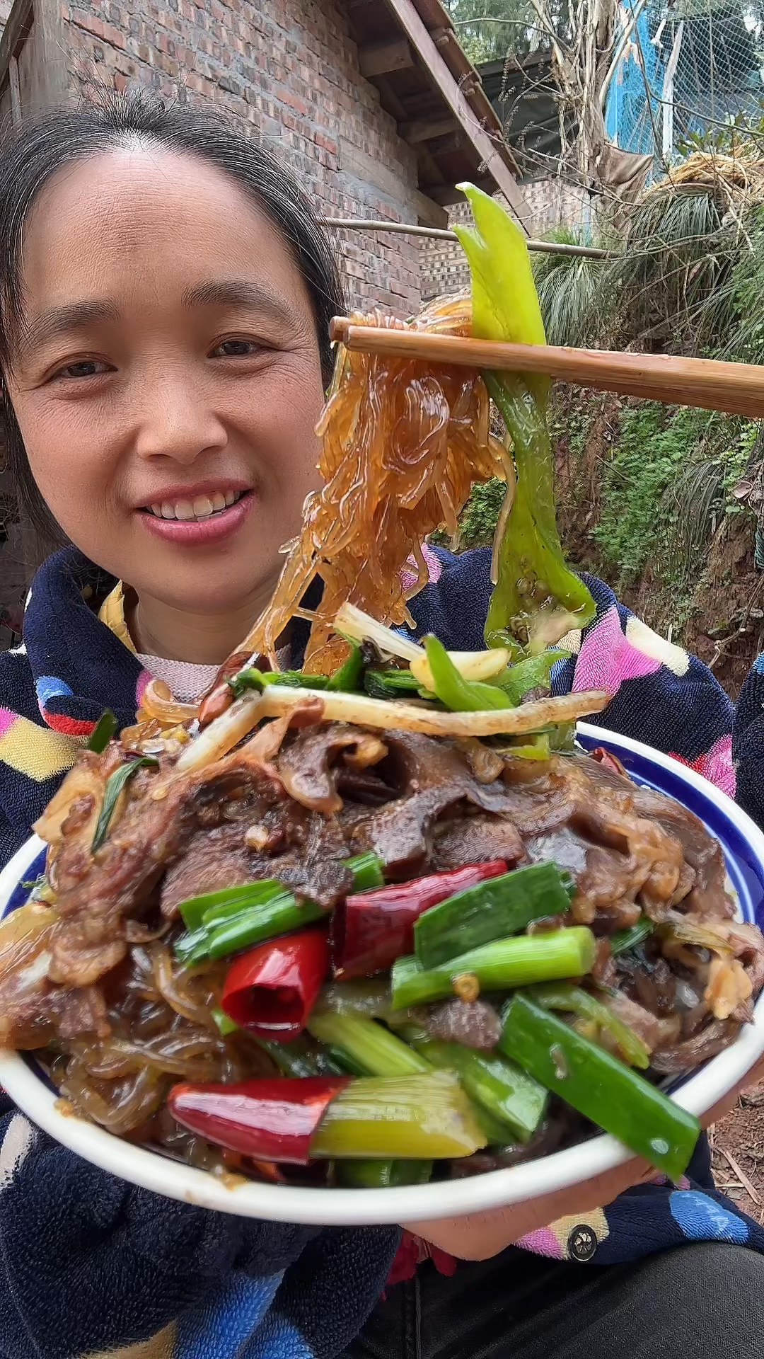 蒜苗炒猪头肉,白菜煮粉条