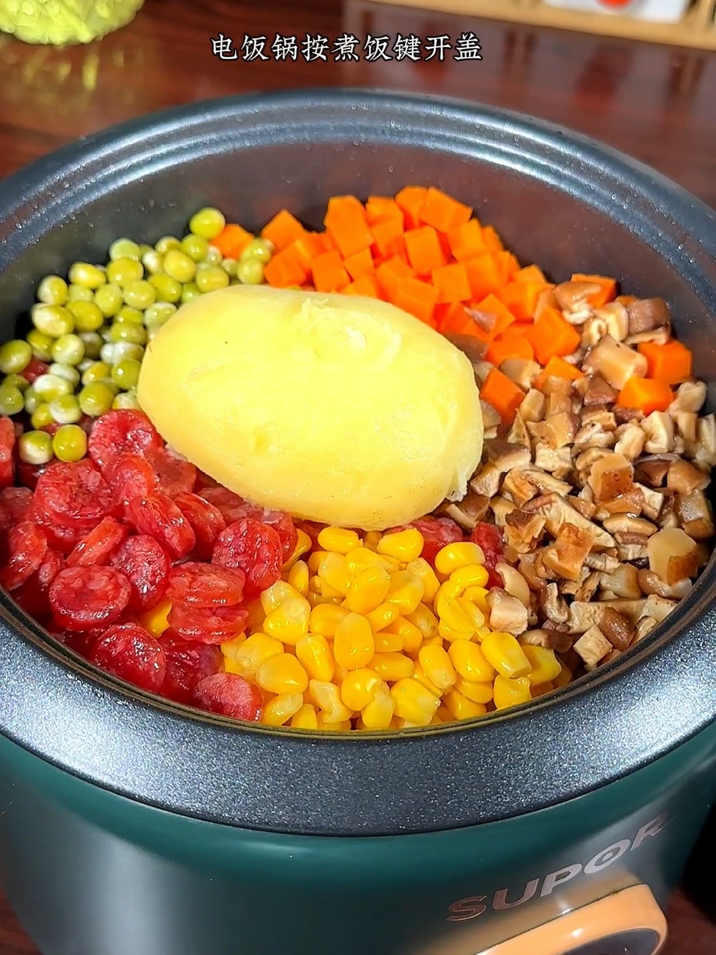 比煲仔饭还好吃的土豆焖饭,做法简单,真的太好吃了!