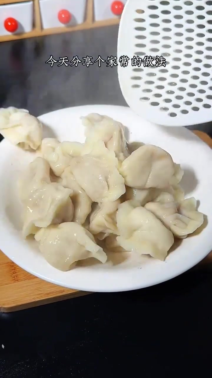 白菜猪肉馅的饺子，这样做鲜美多汁，特别好吃！