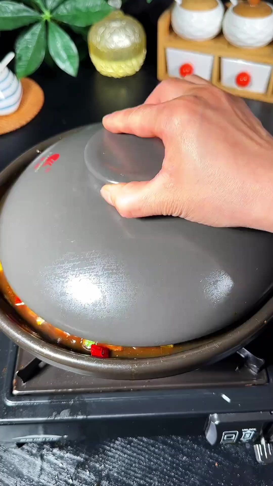 下雪天,就适合吃这个热乎乎的砂锅炖菜,有肉有菜,特色入味好吃
