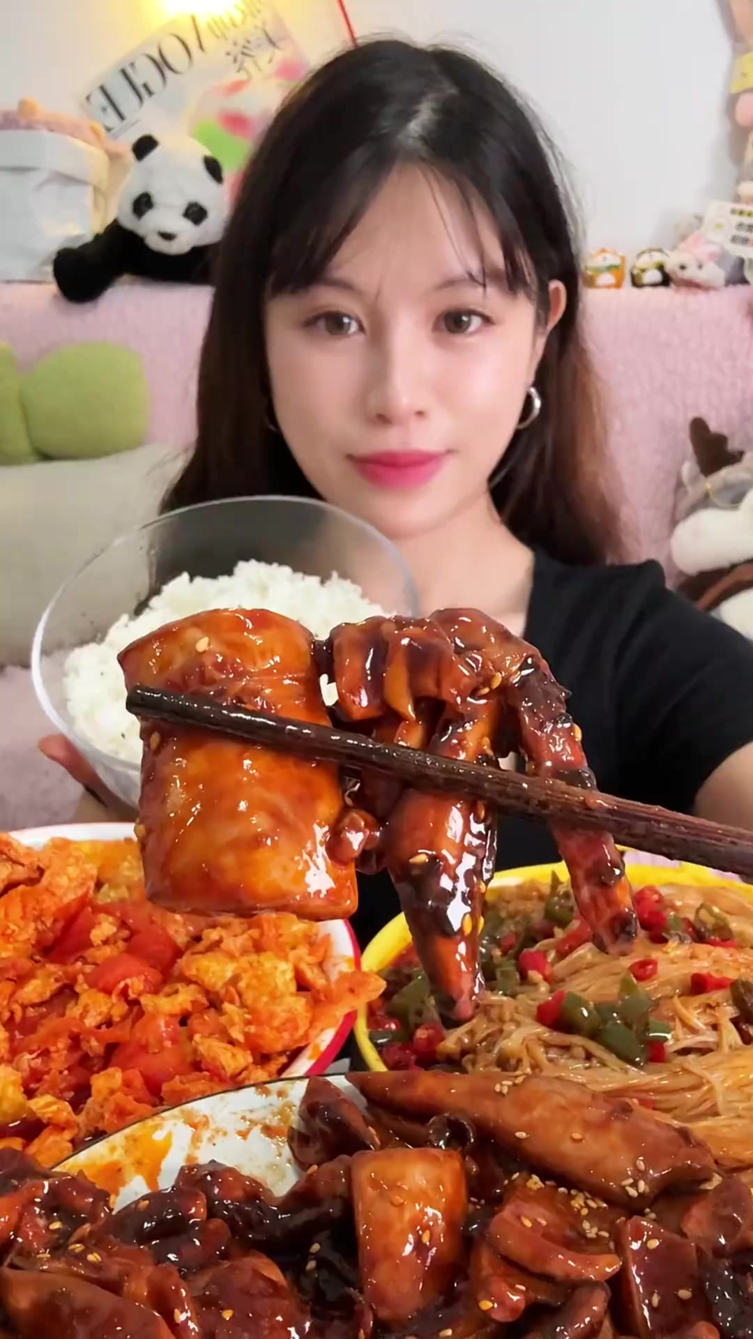 超下饭的家常菜鸡蛋多多的番茄炒蛋辣椒金针菇还有红烧鱿鱼都好下饭