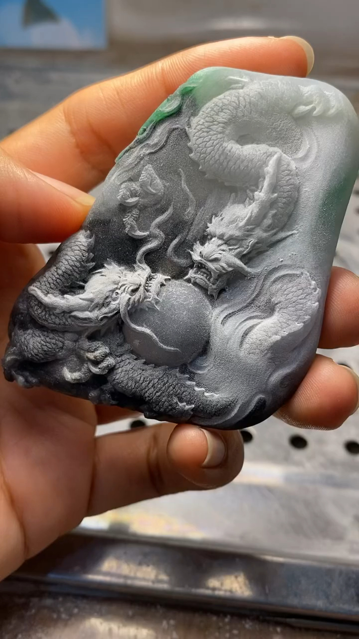 冰乌鸡翡翠雕刻成的双龙戏珠