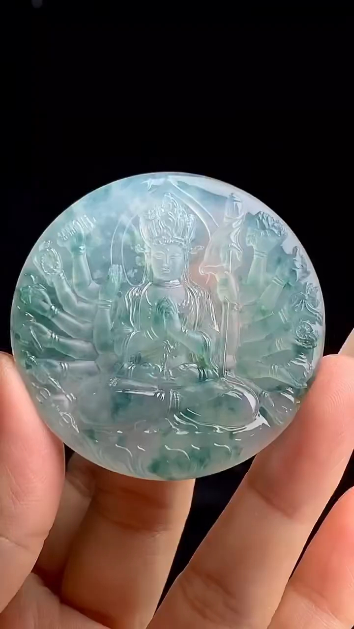翡翠雕刻千手观音!