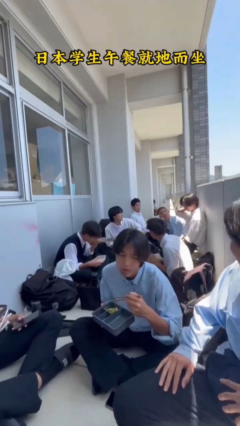 日本学生午餐时间