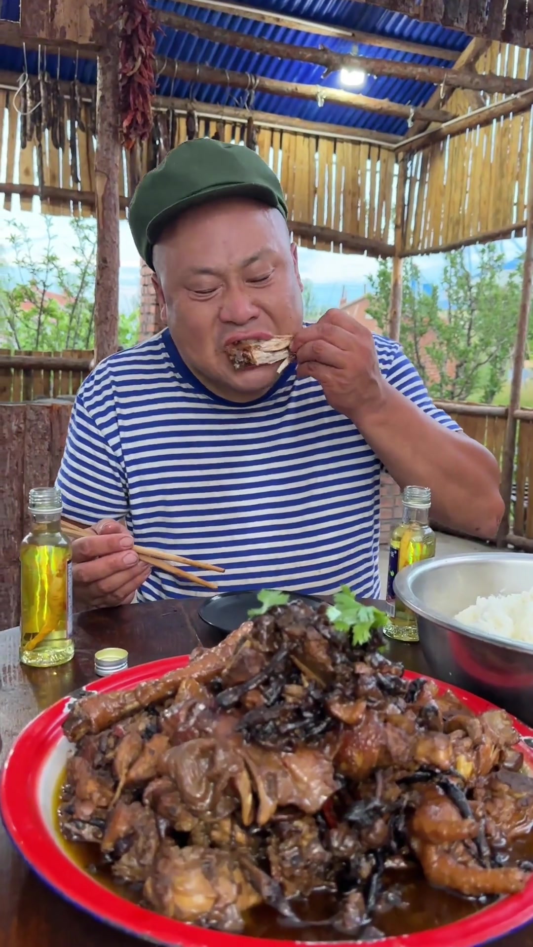 老叔拎来一只大公鸡做个笨鸡炖榛蘑