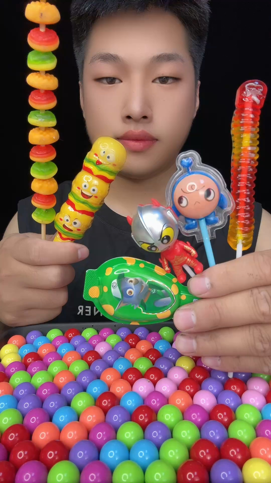 三个表情不一样的汉堡包糖果