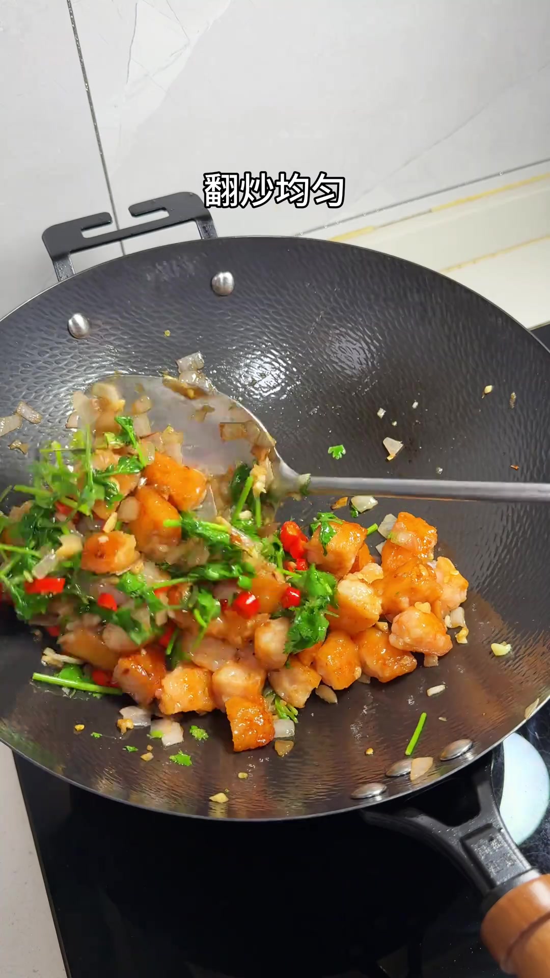 虾滑这样炒着吃也太好吃了！做法和食材都特别简单，香辣入味，特别下饭！