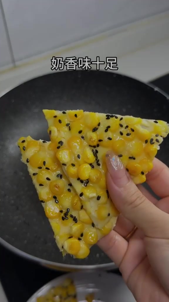 十分钟就可以做出超好吃的奶香玉米烙，食材和做法都很简单，软糯香甜，奶香味十足，大人孩子都爱