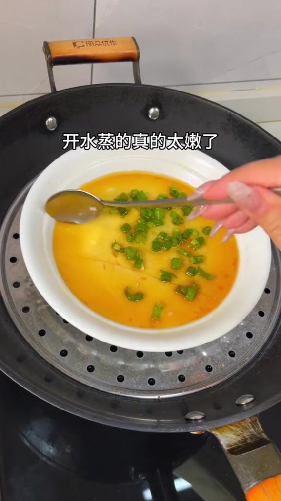 用开水蒸出来的鸡蛋羹真的太嫩了！还不会蒸蛋羹的，快试试这个做法！