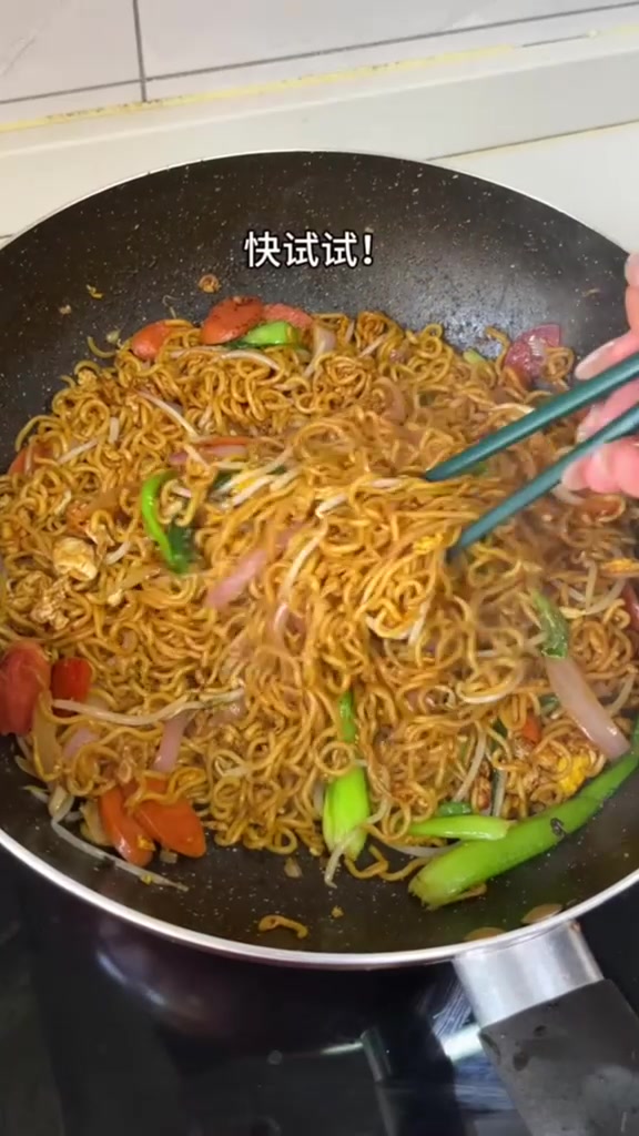 比路边摊还好吃的炒方便面，十分钟搞定！超有锅气，一碗不够吃！