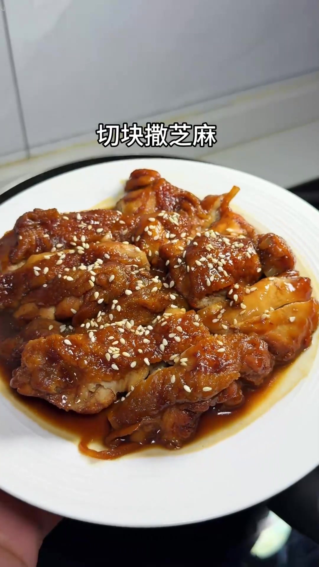 鸡腿这样做,拌饭能吃两碗!做法和食材都特别简单的可乐鸡腿排,鸡肉又嫩又入味,汤汁拌米饭太下