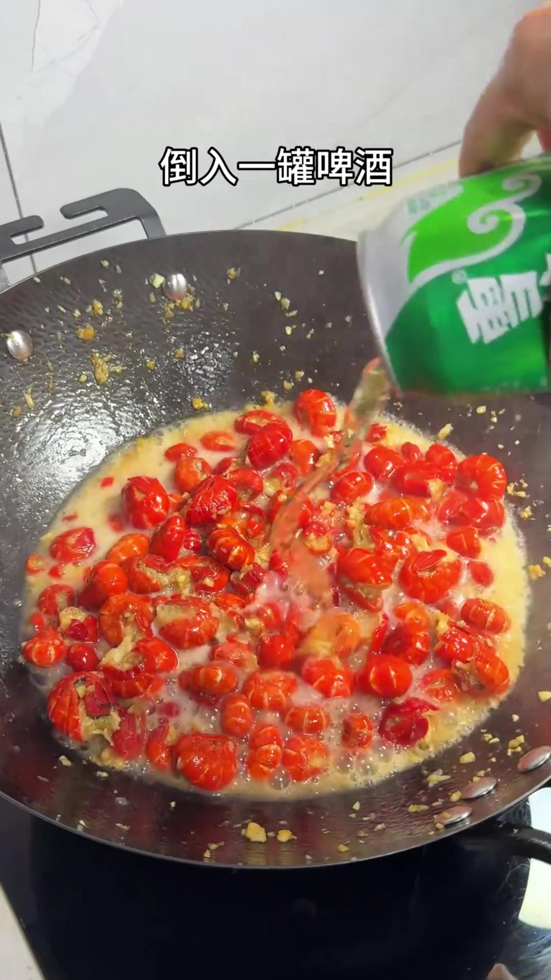 年夜饭做这个蒜蓉虾尾,做法简单又好吃!虾尾裹满了蒜蓉汁,香辣入味,一口一个,上桌秒光盘!